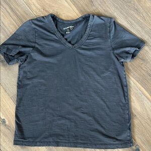🎉 CLEARANCE Like new Universal Tread women’s size M Gray V-Neck Shirt